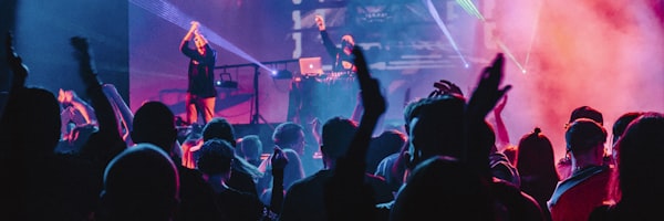 k1集团铁粉聚集地球迷社区内热闹的互动交流场景